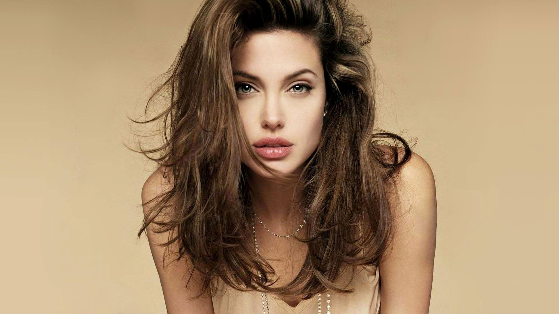 Angelina Jolie: de jovem rebelde à mais nova heroína da Marvel