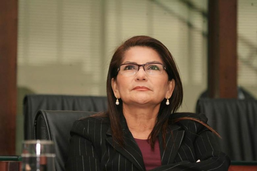 Antônia Sales vota ‘sim’ na Lei do Ficha Suja que pode levar à exoneração de seu marido Vagner