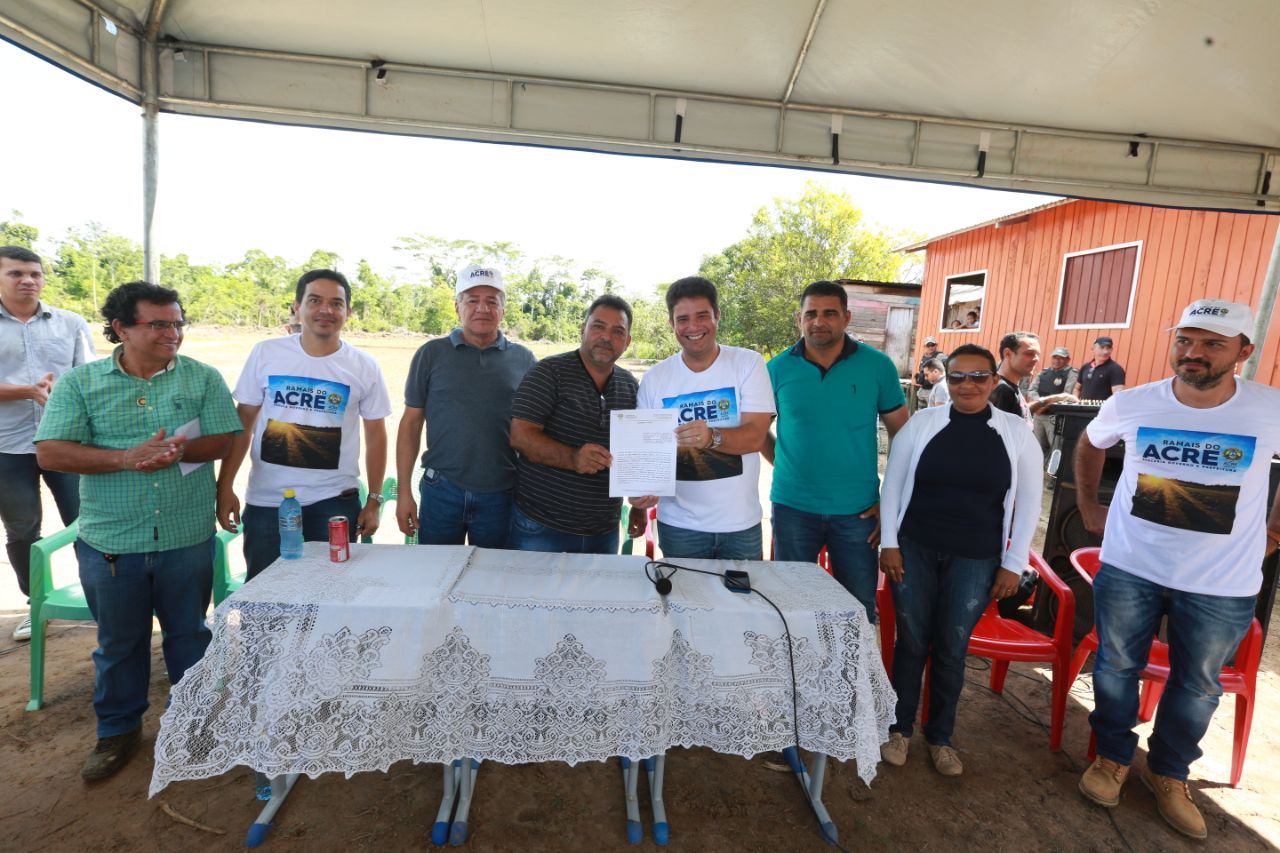 Em Porto Walter, Gladson Cameli entrega recursos para revitalizar ramais e desobstruir igarapés