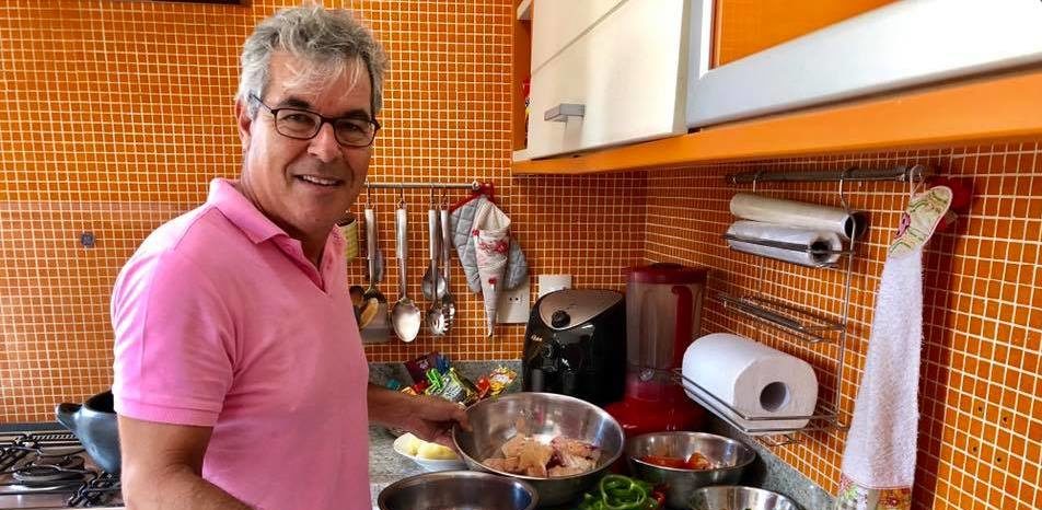 Jorge Viana vira cozinheiro da mãe e prepara peixe com ‘esmero’ pescado por ele