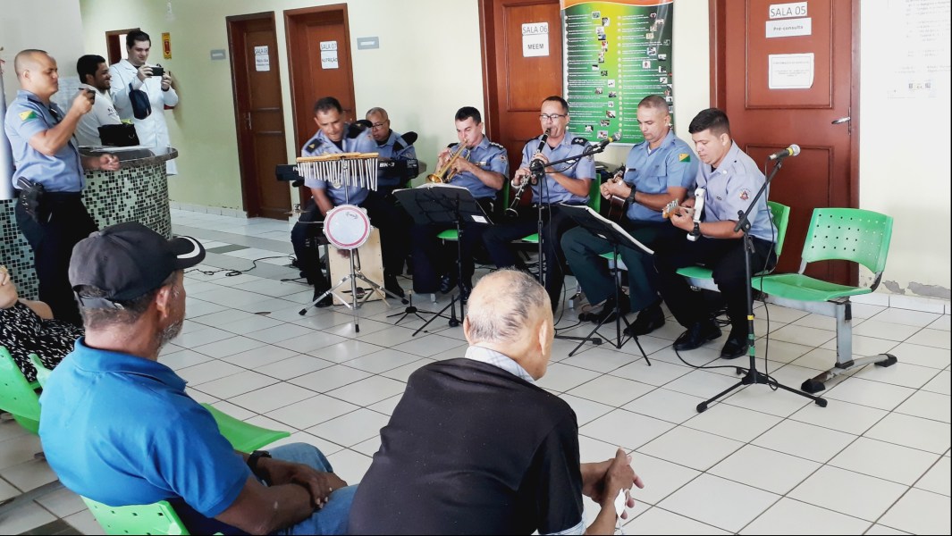 Banda de música da PM leva alegria e bem estar a pacientes do Hospital do Idoso