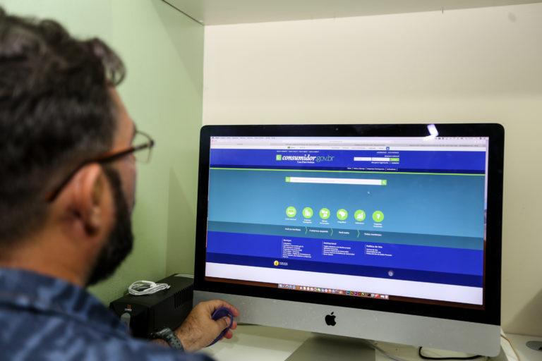 Consumidor.org: conheça plataforma online para resolver problemas com produtos e serviços