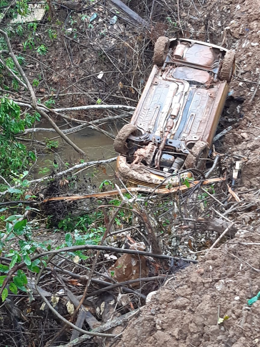 Homem tenta subir ladeira durante chuva, mas carro acaba caindo em Igarapé