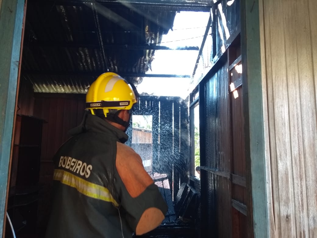Casa é incendiada em Feijó e Corpo de Bombeiros impede propagação das chamas