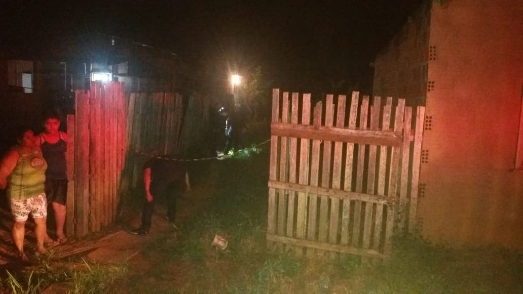 Homem é morto a tiros por criminosos no quintal da própria casa, em Rio Branco