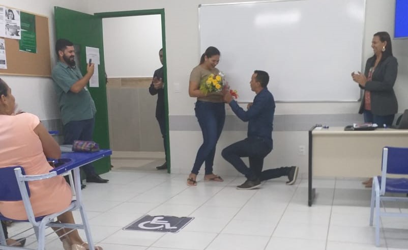 Rapaz vence a timidez e pede mão de mulher em casamento em plena sala de aula