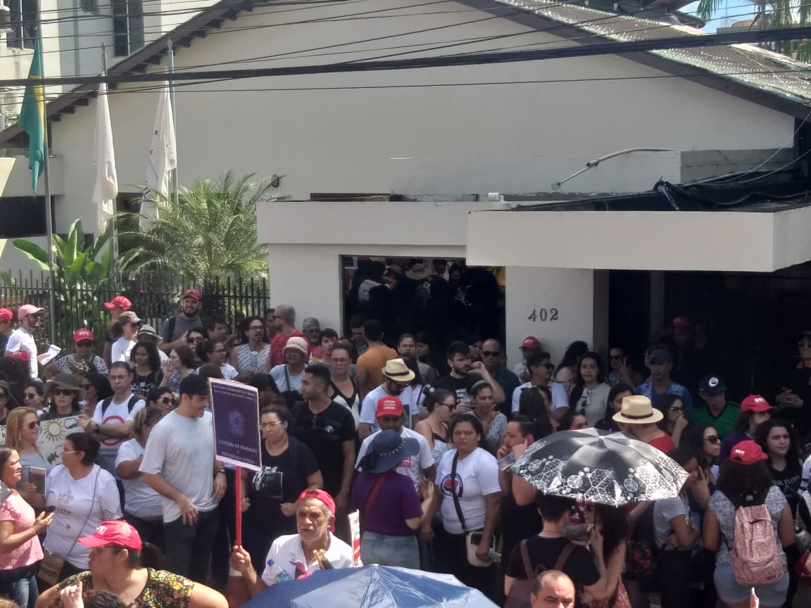 Servidores da educação protestam na Casa Civil e são recebidos pelo governo do Acre