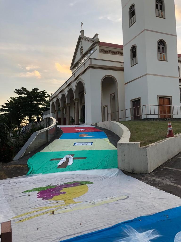 Fiéis confeccionam tapetes para Dia de Corpus Christi; missa e procissão ocorrem na Capital