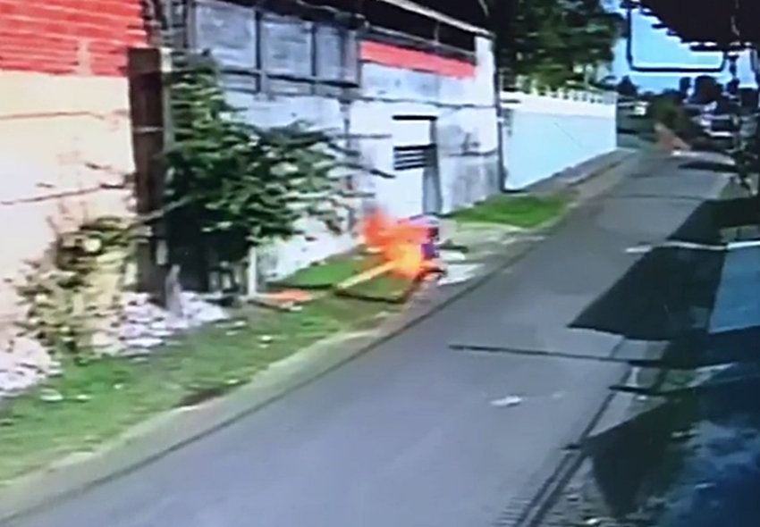 Vídeo: homem corre com o corpo em chamas no centro de Cruzeiro do Sul