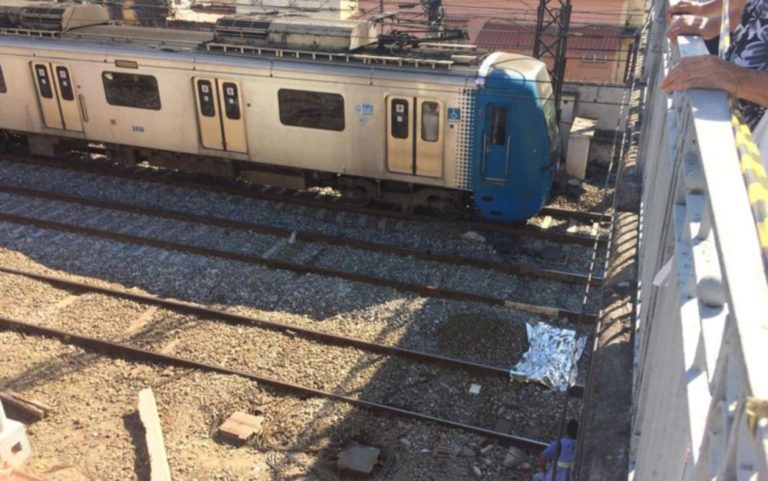 Jovem morre após tentar fazer selfie e cair de passarela em linha de trem