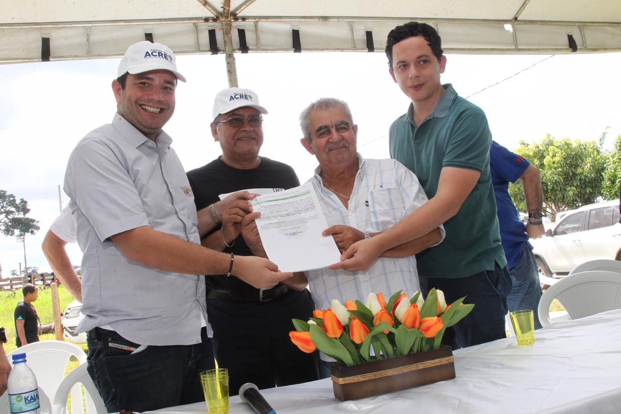 Governo entrega licenças ambientais a produtores de suínos em Epitaciolândia