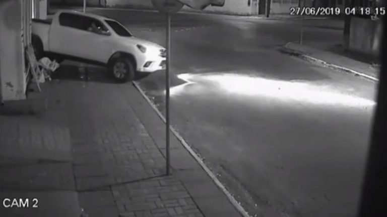 Proprietário da Hilux branca que teria atropelado morador de rua presta auxĂlio e explica o fato