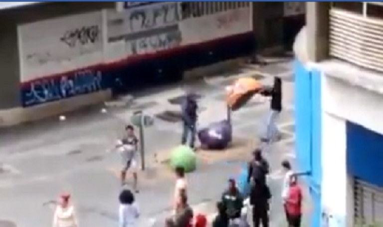 Vídeo mostra supostos grevistas quebrando orelhões na Capital; veja se é verdadeiro