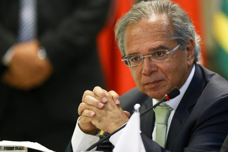 Auxílio emergencial só será estendido se houver nova variante da Covid, diz Guedes