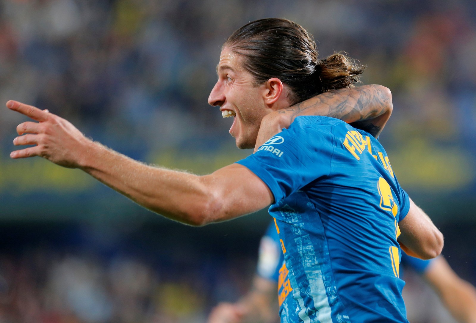 Filipe Luís anuncia acerto com o Fla e já faz pose com ‘manto’
