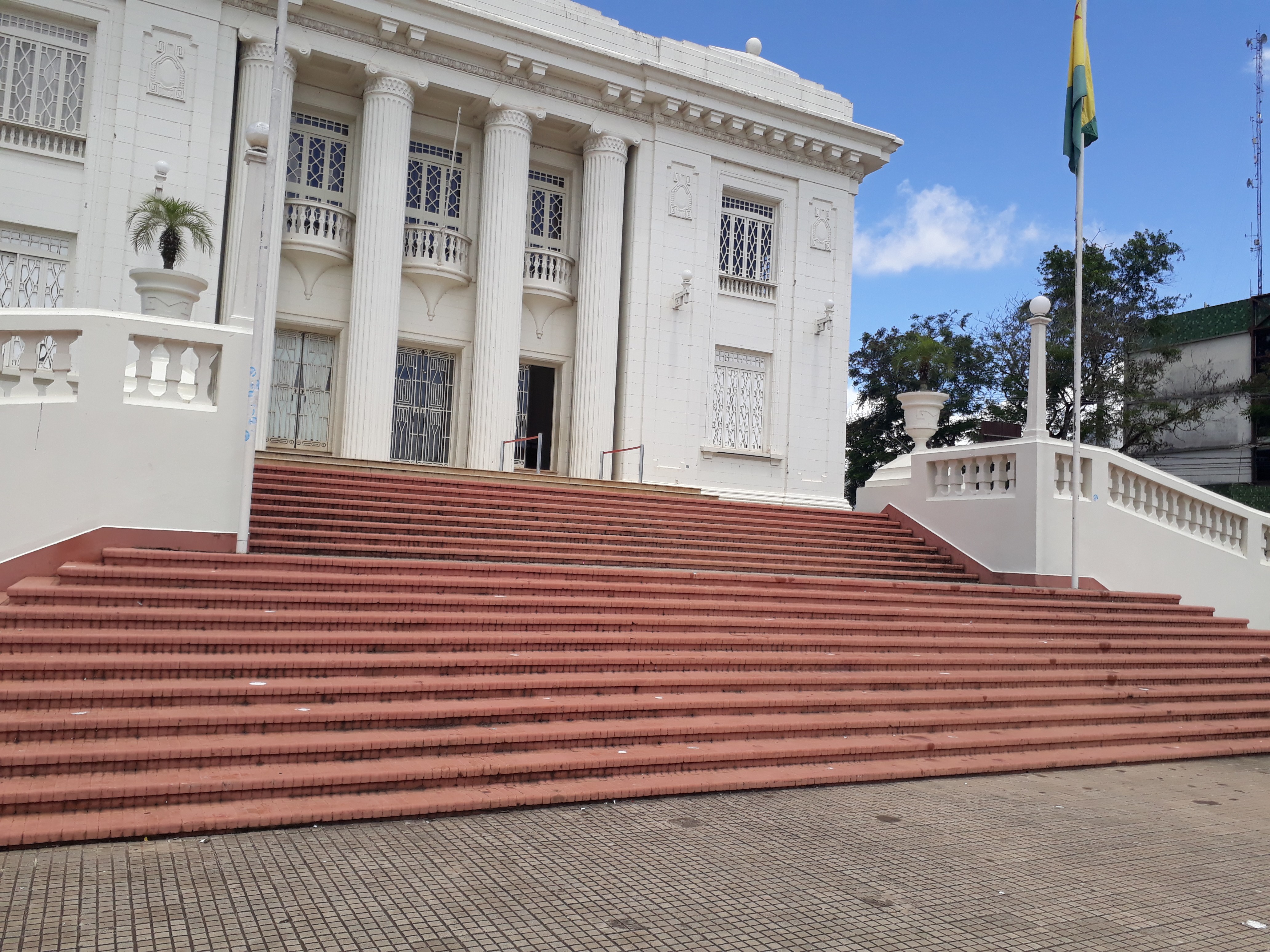 Com bolsas atrasadas, alunos do Ieptec prometem acampar em frente ao Palácio Rio Branco