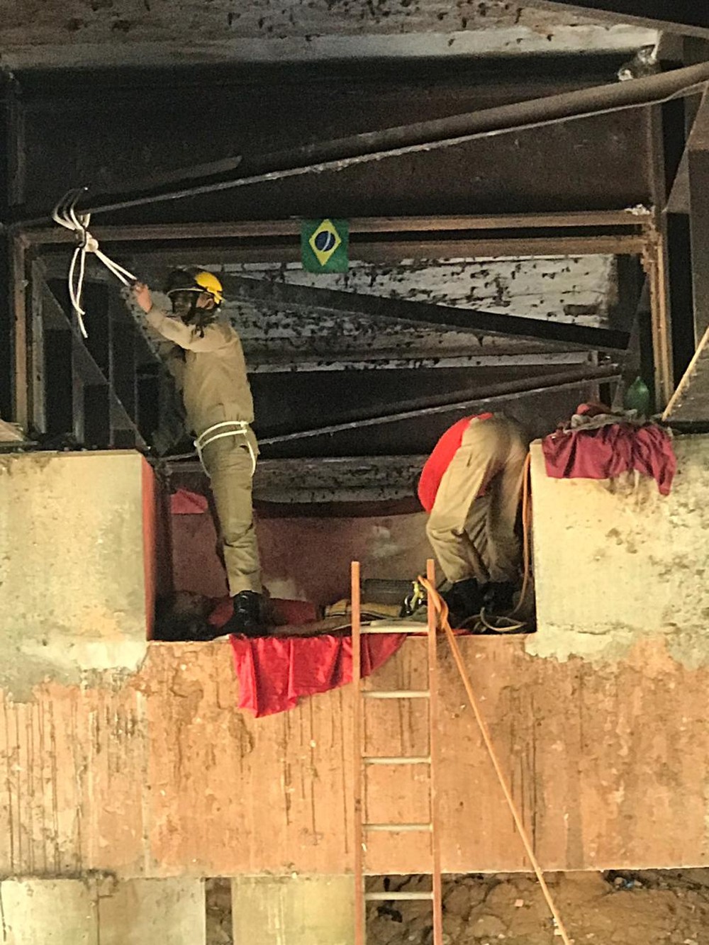 Bombeiros resgatam morador de rua que ficou preso em cima de pilastra de ponte a 15 metros