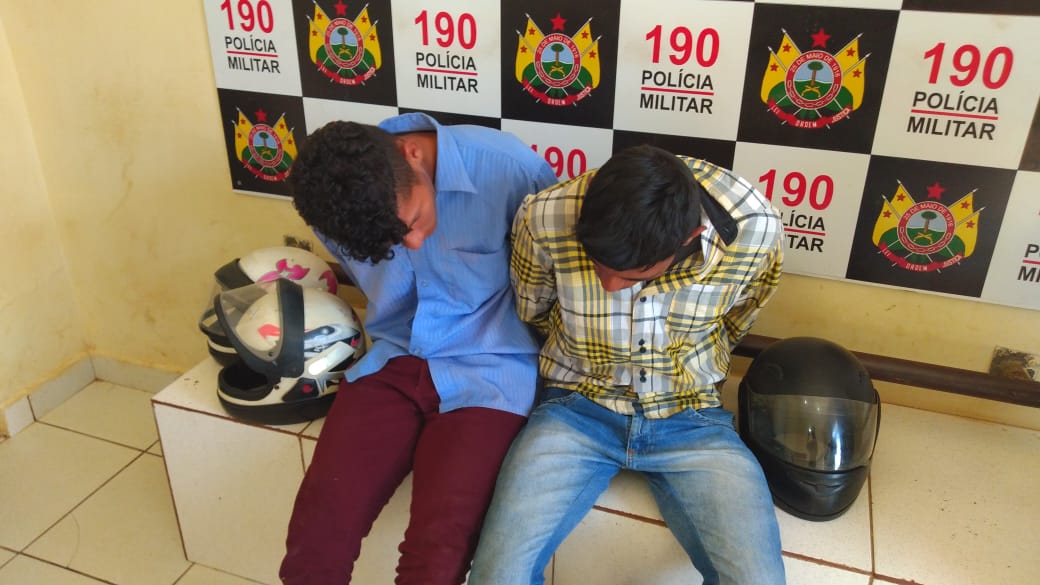 Dupla é presa com moto roubada e arma artesanal