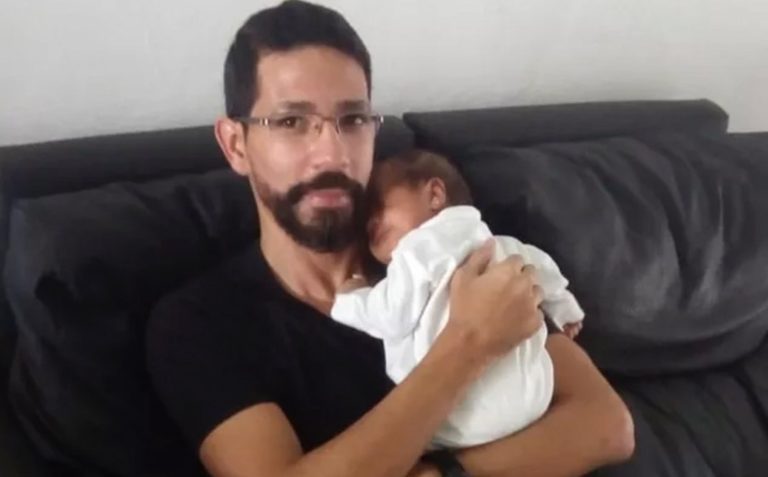 Policial federal do AC acusado de matar filha de 2 meses volta ao cargo por decisão da Justiça