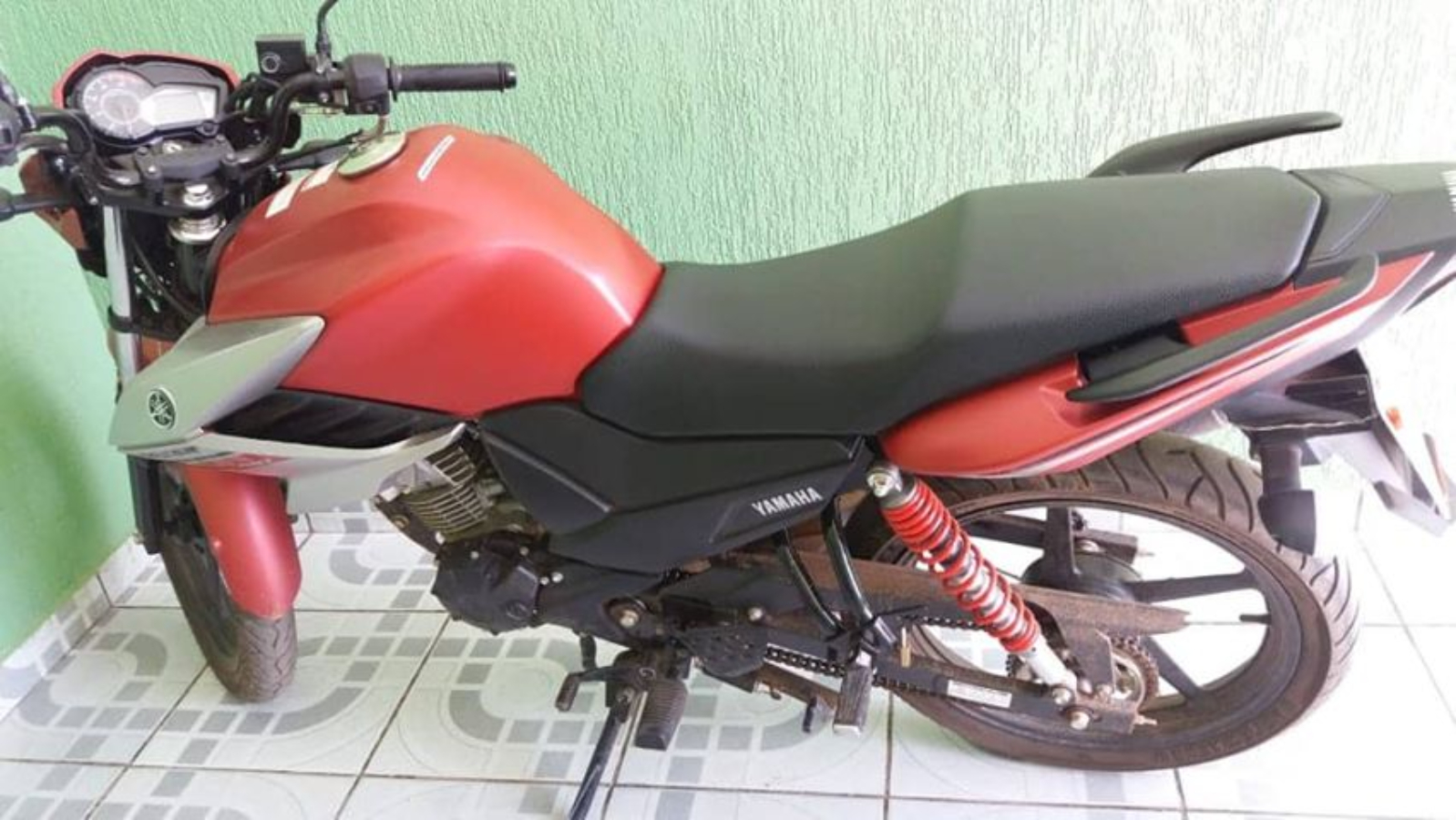 Mãe e filha de 10 anos são assaltadas ao sair do Horto Florestal e bandidos levam moto