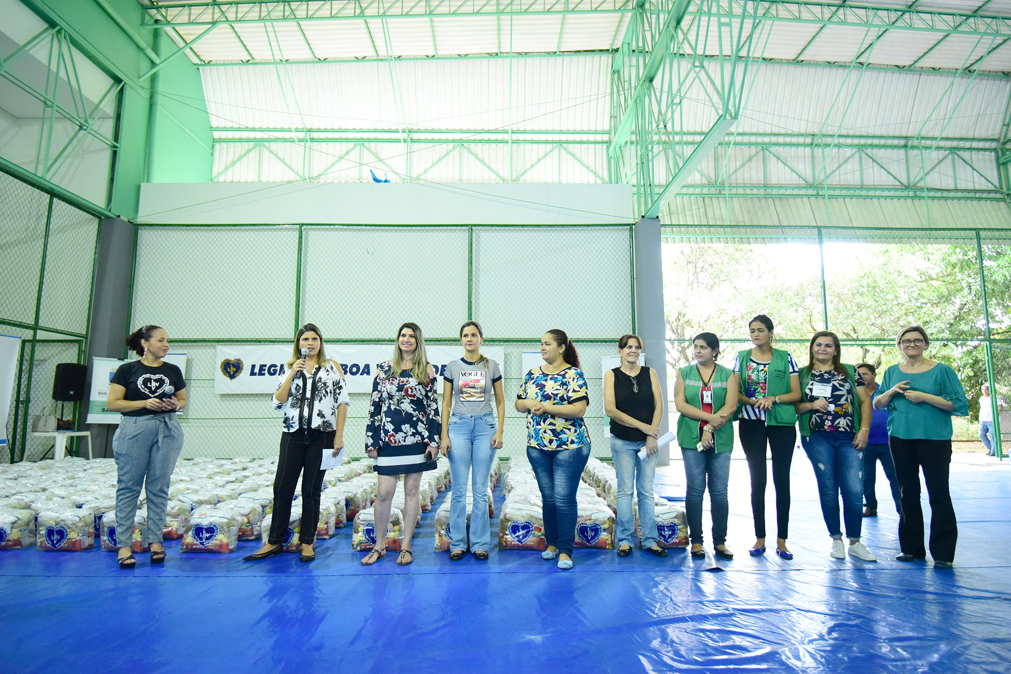 Entrega de cestas básicas às famílias acompanhadas pelos Centro de Referência de Assistência Social CRAS Fotos Assis Lima 4