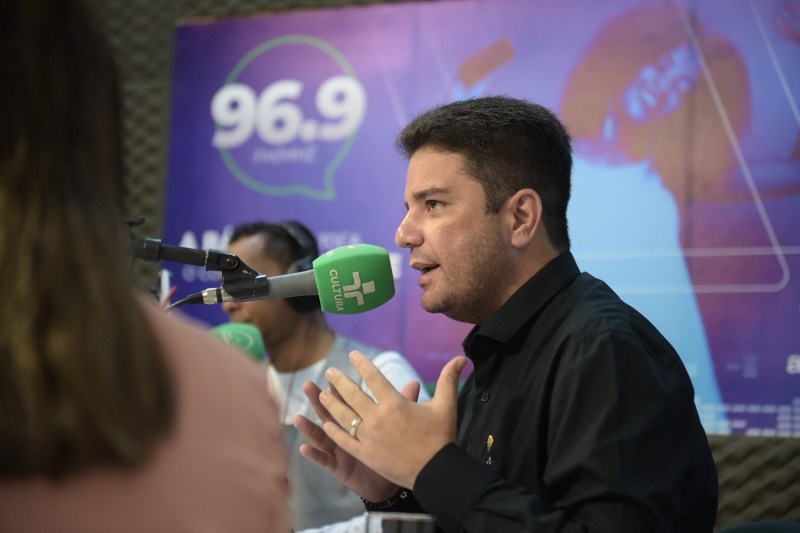 Gladson se reúne com terceirizadas e diz que governo vai honrar débitos da gestão anterior