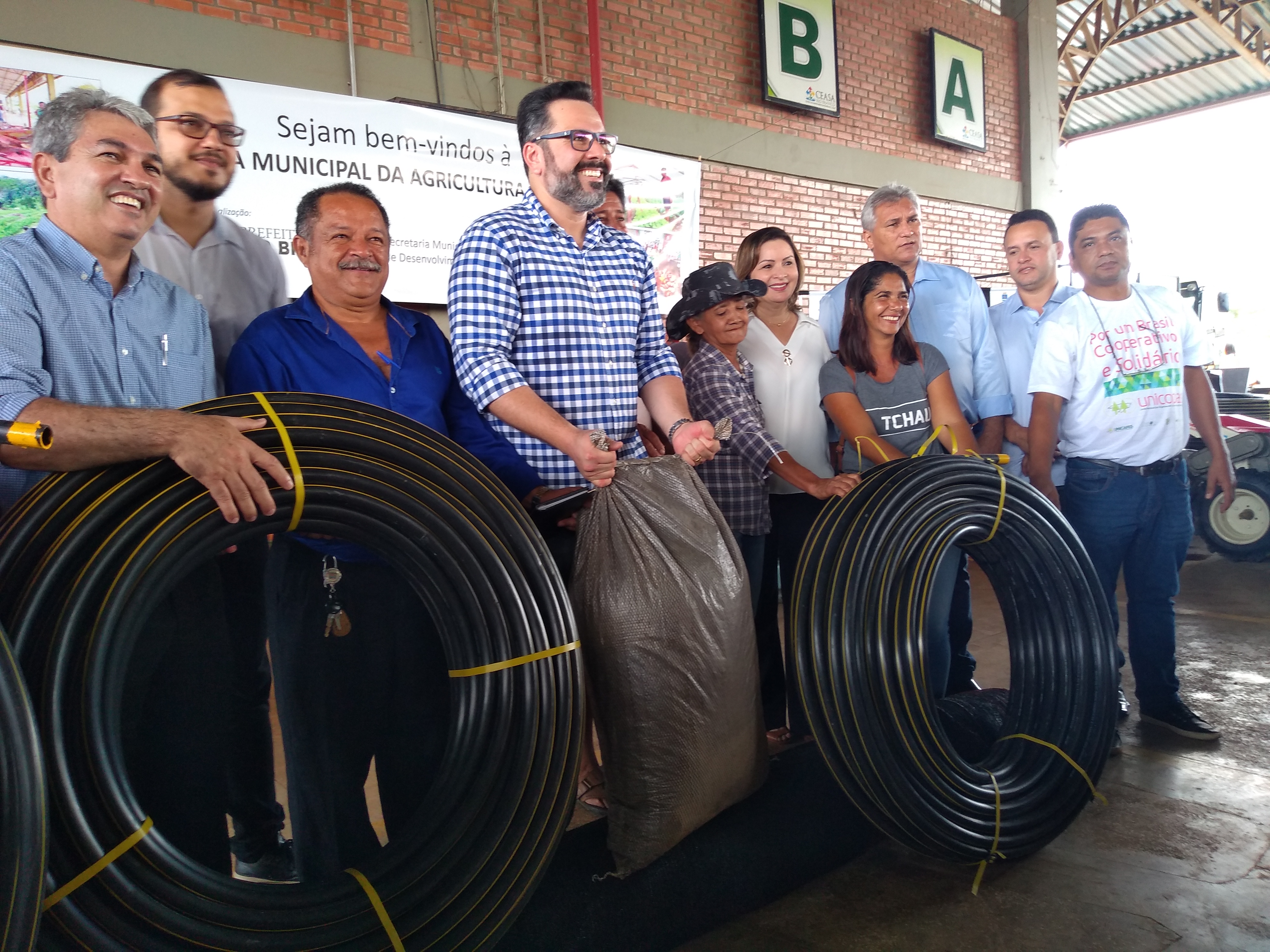 Prefeita Socorro Neri e Alan Rick entregam kits para Agricultura Familiar na Capital