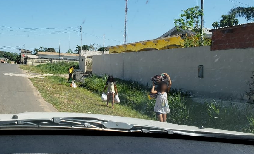 Indígenas catam comida e roupas diariamente em caixas de lixo de Sena Madureira