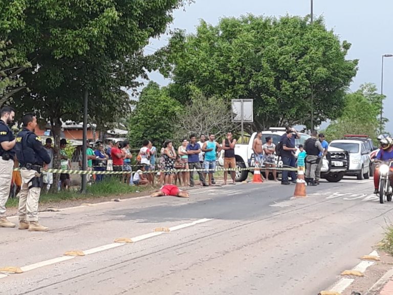 Vídeo: assaltante morre e outro fica ferido ao tentar roubar moto de policial na BR-364