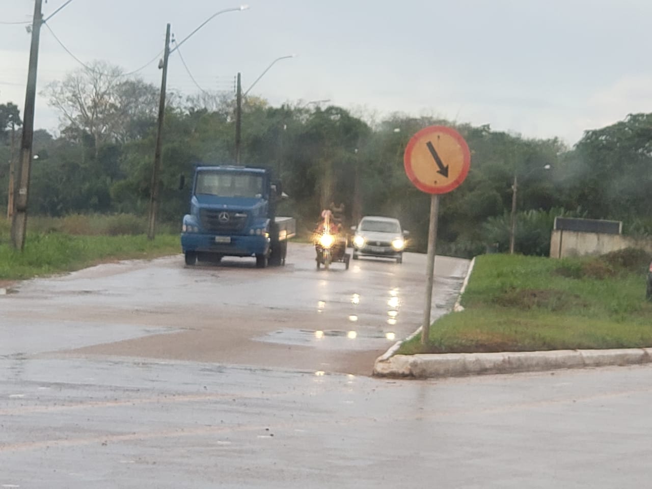 Motorista deixa caminhão estacionado quase no meio da rua e toma ‘chá de sumiço’