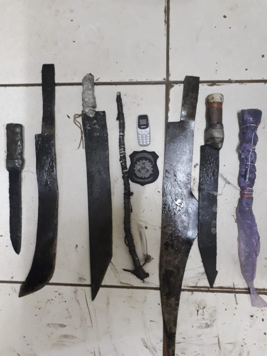 Agentes penitenciários apreendem armas e carta ameaçadora em poder de faccionados