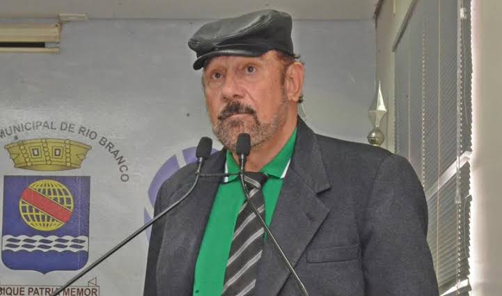 Vereador se revolta e diz que Congresso Nacional virou um “puteiro”, após beijo na boca de deputados