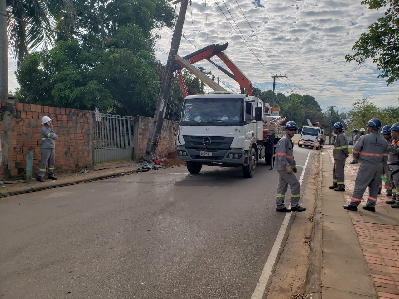 Após Amarok bater em poste, 500 casas no Conjunto Tucumã ainda estão sem energia