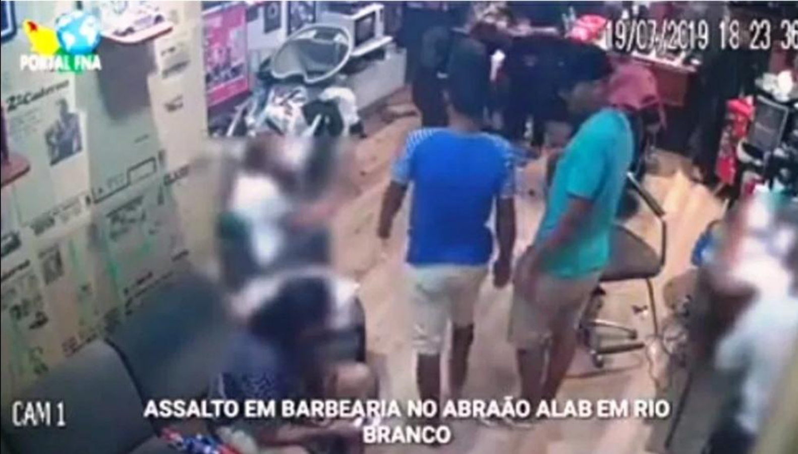 Vídeo: dupla invade barbearia e rende funcionários