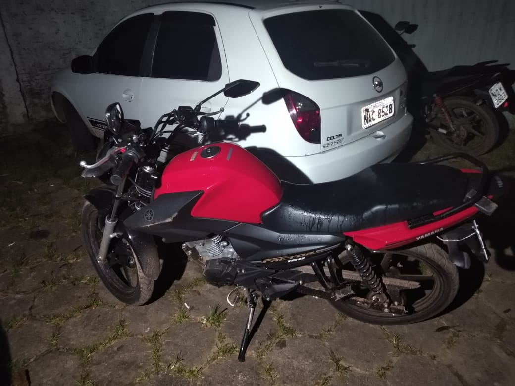 Assaltantes são presos com moto roubada em blitz