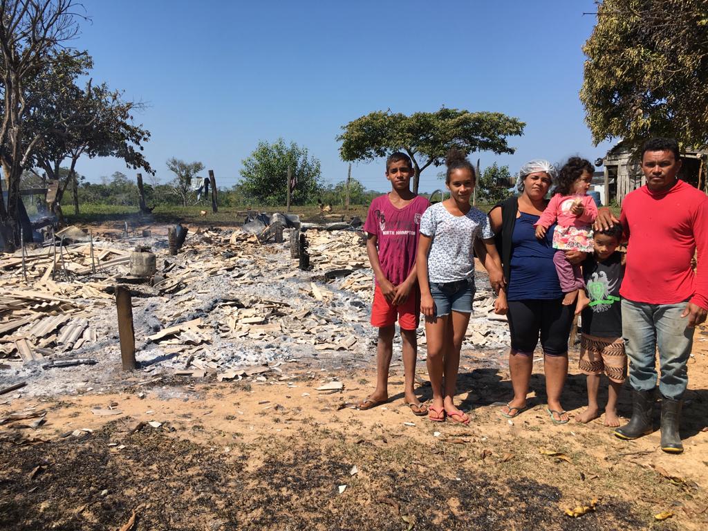 Casal e quatro filhos pedem ajuda após incêndio de casa