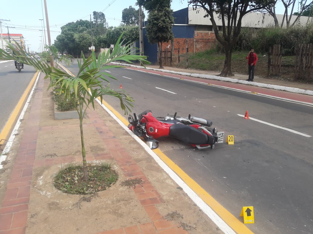 Motociclista bate em poste e fica gravemente ferido