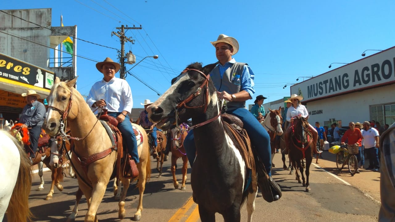 Com Gladson a cavalo e Rocha no quadriciclo, milhares de pessoas participam da Cavalgada