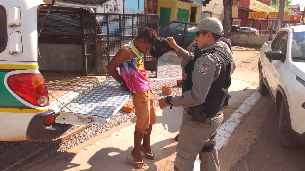 Bandidos invadem ônibus na Capital, roubam passageiro; um é baleado e outro foi preso