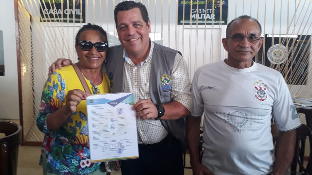 Quase 400 famílias recebem título definitivo no loteamento Farhat
