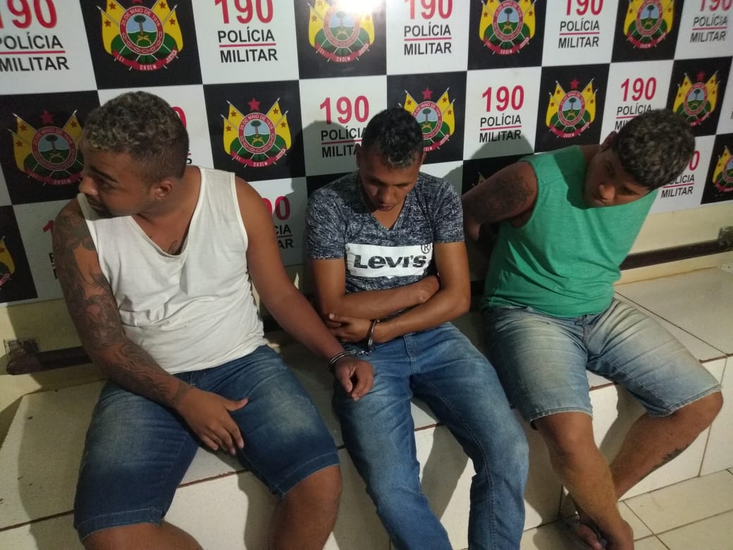 Trio é preso com 60 trouxinhas de crack e cocaína, armas e joias em ramal da Capital