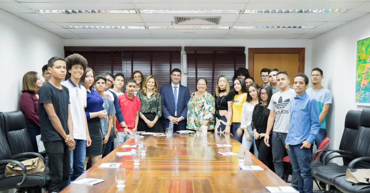 Nicolau Júnior recepciona 24 jovens parlamentares na sala de reuniões da Aleac