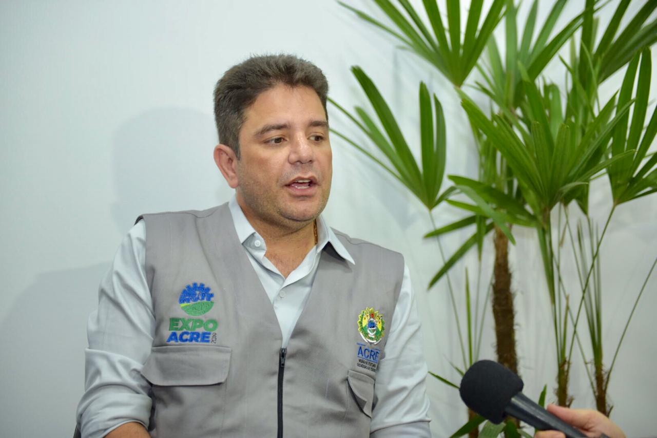 Gladson ironiza fogo amigo: “Eles deveriam renunciar aos benefícios que têm”
