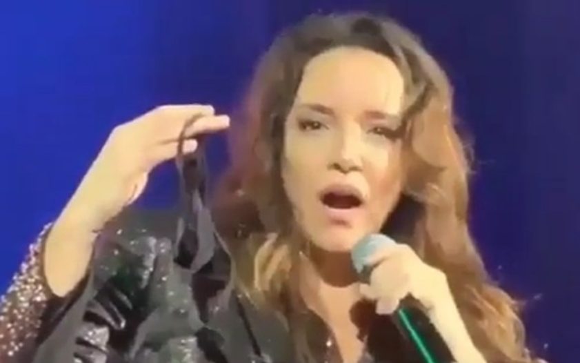 Vídeo: Ana Carolina ganha calcinha de fã durante show no Rio de Janeiro