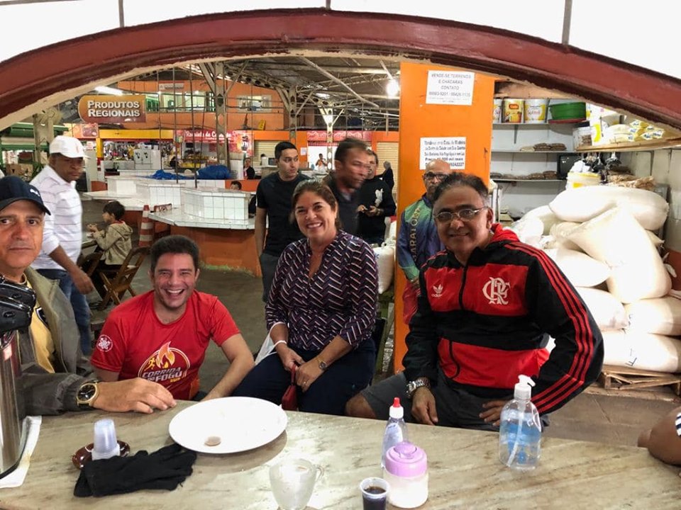 Ex-assessor de governos petistas encontra Gladson tomando café no Mercado e cobra rescisão
