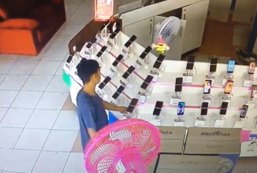 Câmeras registram momento em que criminosos roubam celulares em loja de Rio Branco