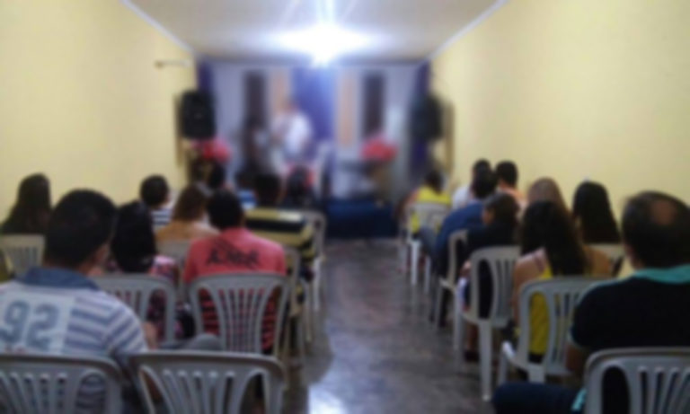 Deputados derrubam veto do governo e mantêm igrejas como atividade essencial