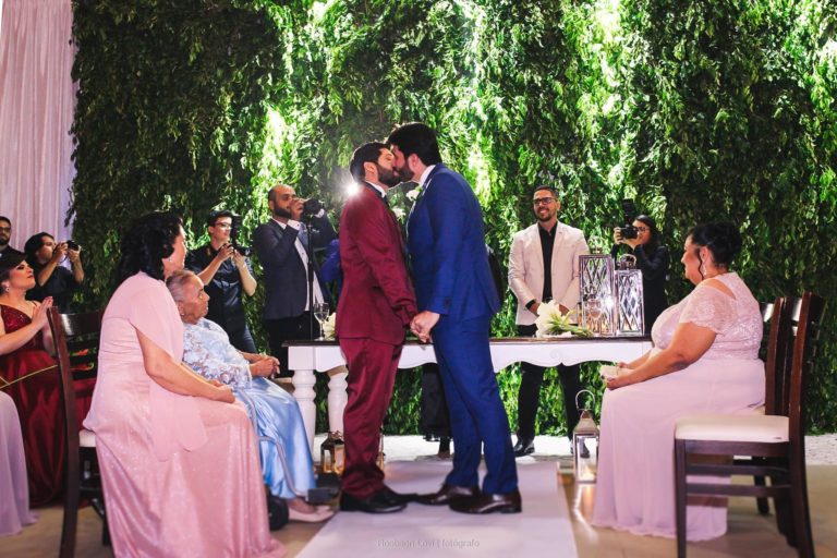 Em noite de muita alegria, Maison Borges realiza primeiro casamento gay