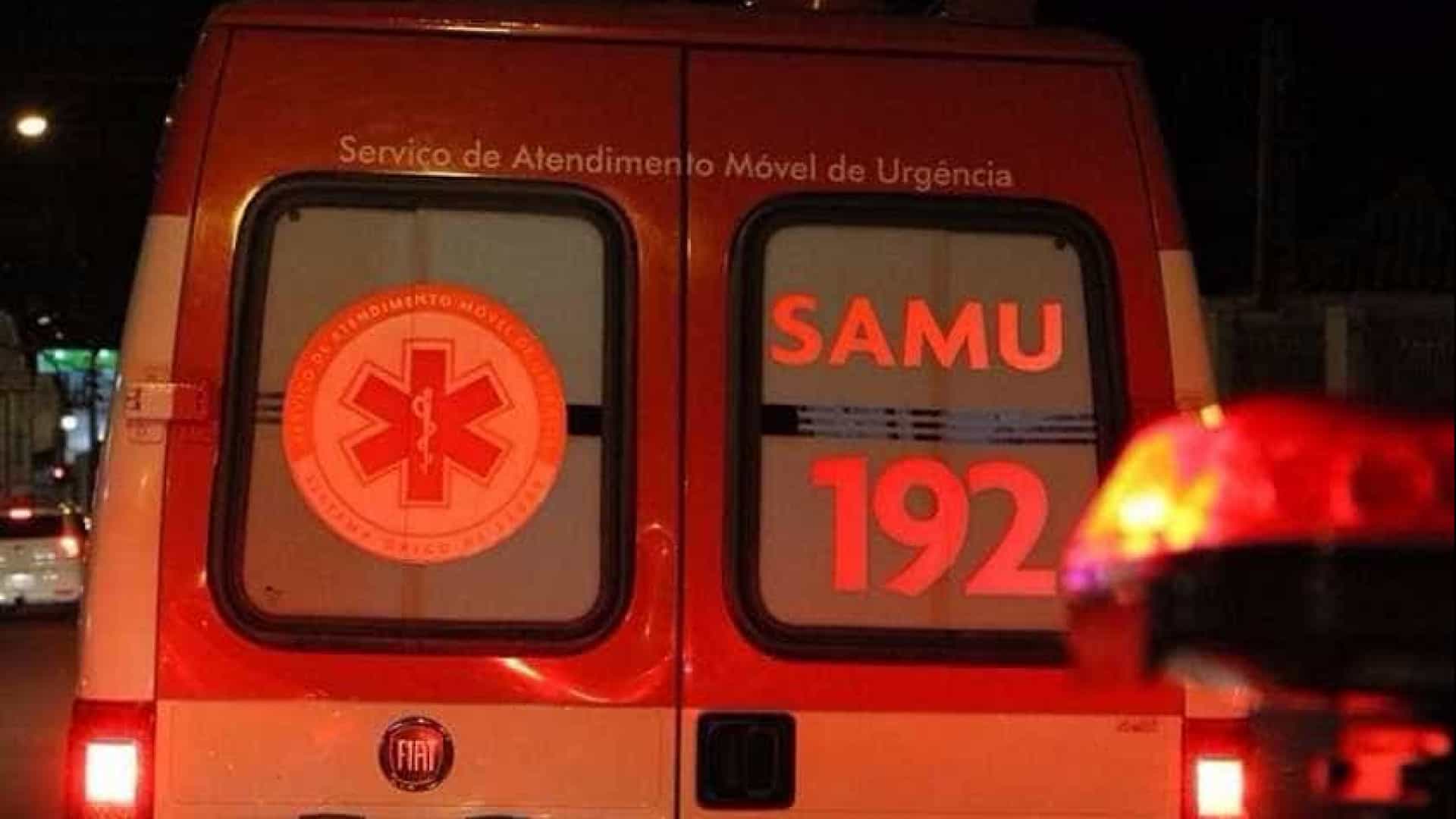 Monitorado por tornozeleira leva tiro na perna no portão de casa