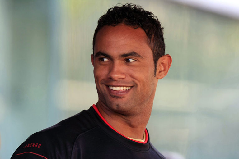 De “homicida” a “ídolo”: contratação de goleiro Bruno por time do AC divide a internet